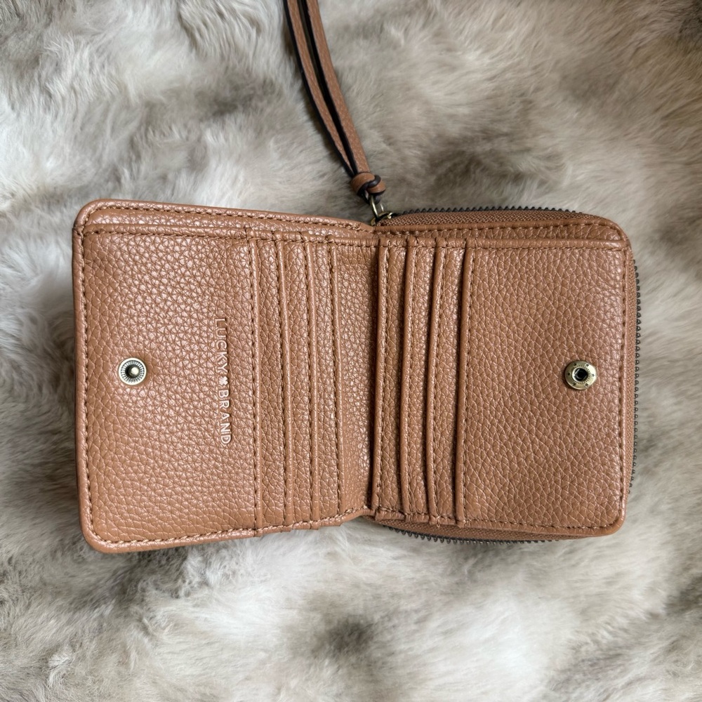 NEW Lucky Brand Wallet - Picture 5 of 7